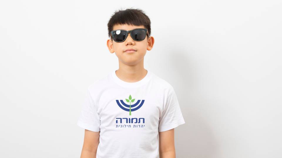 חולצה לבנה לבנים וממותגת