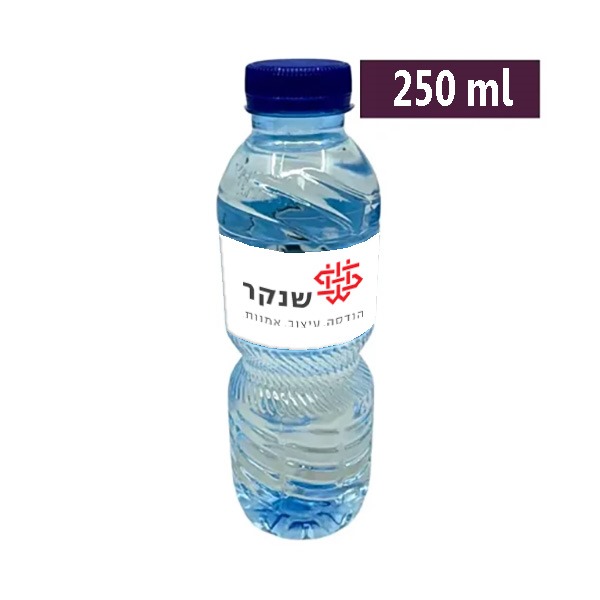בקבוק מים מינרלים קטן ממותג