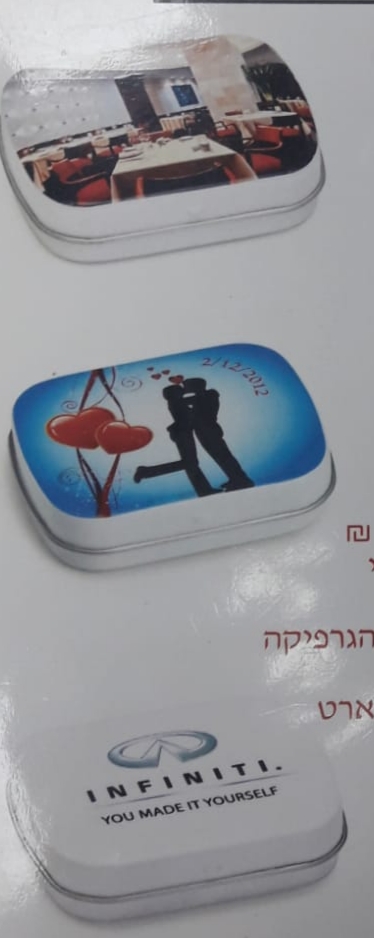 קופסת פח עם סוכריות קופסת פח עם סוכריות